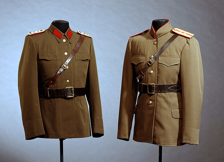Jacke zur Dienstuniform für Hauptmann des Ministeriums/Staatssekretariats für Staatssicherheit, 1952-1956. Jacke zur Dienstuniform für Hauptmann des Ministeriums/Staatssekretariats für Staatssicherheit, 1952-1956. Das MfS war politische Geheimpolizei, Nachrichtendienst und Untersuchungsorgan bei Straftaten. Seine Uniformen orientierten sich in Schnitt und Farbe an denen der Sowjetarmee. (Inv.Nr. U 72/9)