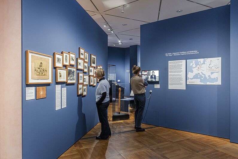 Menschen stehen in einer Ausstellung