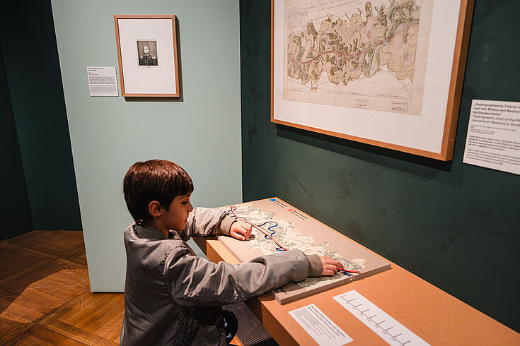 Ein Kind steht in einer Ausstellung