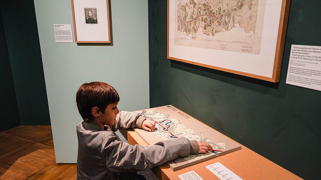 Ein Kind steht in einer Ausstellung