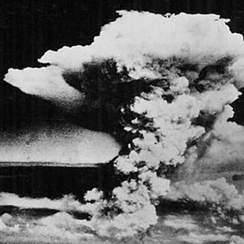 Schwarz-Weiß-Foto einer explodierten Atombombe.
