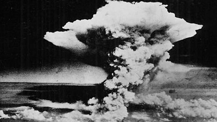 Schwarz-Weiß-Foto einer explodierten Atombombe.