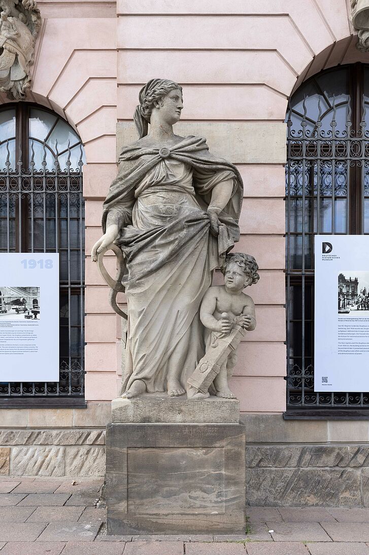 Zeughaus, sculpture main doorway