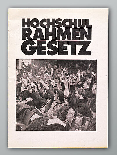 Sonderdruck des Bundesministeriums für Bildung und Wissenschaft zum Hochschulrahmengesetz von 1973, September 1973. Das erste länderübergreifende Hochschulgesetz regelte die Zulassung zum Studium und die Personalstruktur neu. Es empfahl die Gesamthochschule und die stärkere berufliche Orientierung der Studiengänge. (Inv.Nr. Do2 2000/1804)