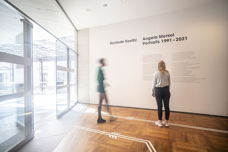 Ausstellungsansicht "Herlinde Koelbl. Angela Merkel Portraits 1991 – 2021"