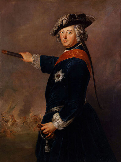 Antoine Pesne, Friedrich II., König von Preußen (1740-1786), als Feldherr, um 1745. Antoine Pesne, Friedrich II., König von Preußen (1740-1786), als Feldherr, um 1745. Als ältester Sohn des „Soldatenkönigs“ Friedrich Wilhelm I. folgte Friedrich II. seinem Vater 1740 auf dem Thron. Noch im selben Jahr marschierten preußische Truppen in das zu Österreich gehörende Schlesien ein. Die preußische Uniform trug Friedrich II. seit seinem Eintritt in die Armee im Alter von zehn Jahren. Das Bild zeigt ihn in der Uniform seines Leibbataillons mit Schärpe und Bruststern des Hohen Ordens vom Schwarzen Adler. (Inv.Nr. 1990/28)