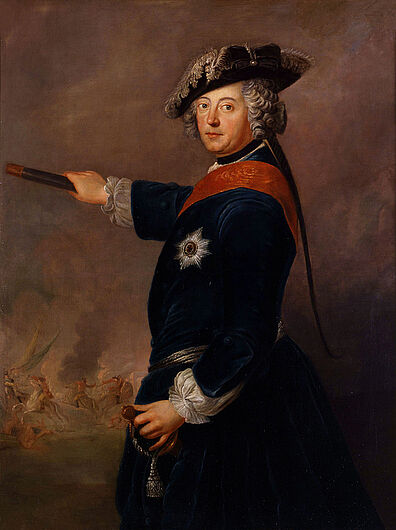 Antoine Pesne, Friedrich II., König von Preußen (1740-1786), als Feldherr, um 1745. Als ältester Sohn des „Soldatenkönigs“ Friedrich Wilhelm I. folgte Friedrich II. seinem Vater 1740 auf dem Thron. Noch im selben Jahr marschierten preußische Truppen in das zu Österreich gehörende Schlesien ein. Die preußische Uniform trug Friedrich II. seit seinem Eintritt in die Armee im Alter von zehn Jahren. Das Bild zeigt ihn in der Uniform seines Leibbataillons mit Schärpe und Bruststern des Hohen Ordens vom Schwarzen Adler. (Inv.Nr. 1990/28)