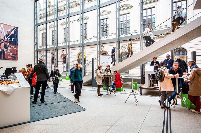 Besucher*innen im Deutschen Historischen Museum.