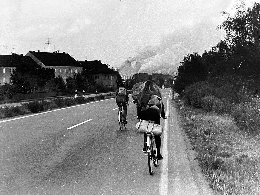 Drei Radfahrer auf einer Straße.