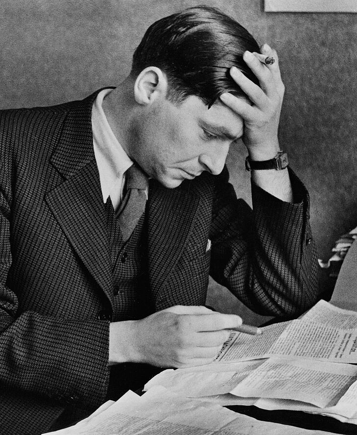 Arthur Koestler editing the proofs of his novel „A Spanish Testament“ Paris, 1937 © Stanfordville, NY, Fred Stein Archive