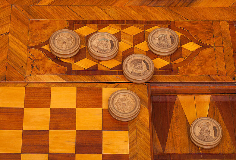 Spieltisch in Detailaufnahme. Spieltisch in Detailaufnahme. (Inv.Nr. KG 93/64)