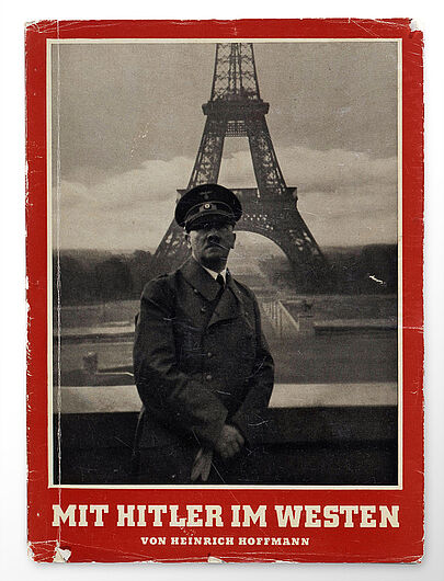 Heinrich Hoffmann, Mit Hitler im Westen, September 1940. Hitler besuchte Paris am 23. Juni 1940. Er kam als Eroberer und Tourist zugleich. Die Bilder, die ihn vor dem Eiffelturm zeigen, gingen um die Welt. Hitler stand damit auf dem Höhepunkt seiner Popularität in Deutschland. (Inv.Nr. GA 2726)