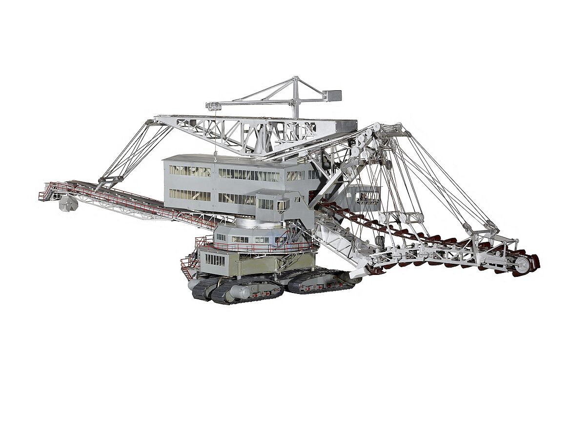 Model of the bucket-chain crawler excavator ERs 700, Magdeburg, 1953/1956. Excavators like this bucket-chain crawler had been used to form the landscape of the Lausitz brown-coal mining district since the 1890s