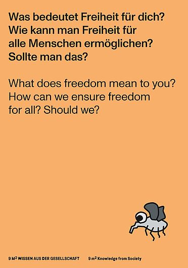 Orangefarbene Aktivierungskarte mit den Fragen: „Was bedeutet Freiheit für dich? Wie kann man Freiheit für alle ermöglichen? Sollte man das?“ Unten rechts stilisierte Fliegen-Illustration.