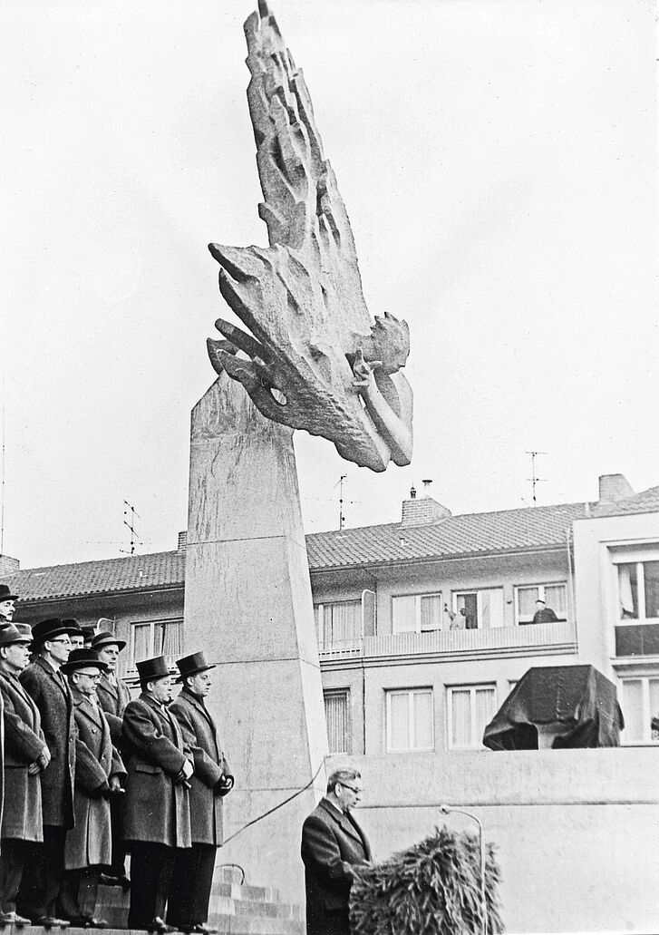 Enthüllung des "Flammenengels" von Adolf Wamper vor dem Rathaus in Düren Enthüllung des Flammenengels von Adolf Wamper vor dem Rathaus in Düren 16. November 1962, Düren © Stadt- und Kreisarchiv Düren
