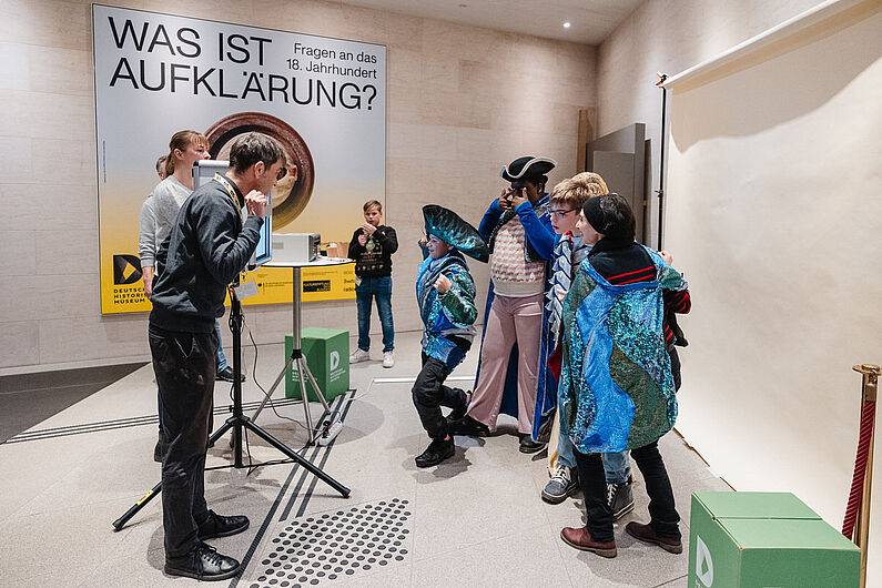 Von mehreren verkleideten Personen werden Fotos geschossen.