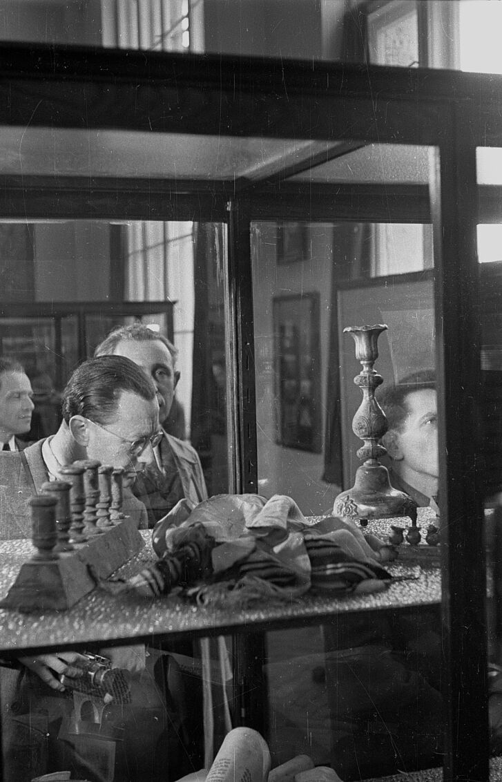 Visitors in front of a showcase in the exhibition “Martirologye un kamf / Martyrologia i walka” (Martyrology and Struggle), Żydowski Instytut Historyczny (Museum of the Jewish Historical Institute), Warsaw, 1948 © PAP/Archive Visitors in front of a showcase in the exhibition “Martirologye un kamf / Martyrologia i walka” (Martyrology and Struggle), Żydowski Instytut Historyczny (Museum of the Jewish Historical Institute), Warsaw, 1948 © PAP/Archive