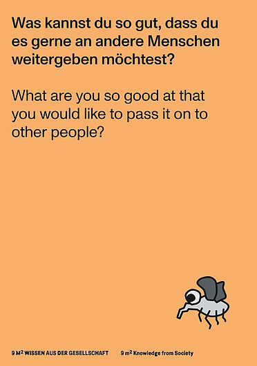 Orangefarbene Aktivierungskarte mit Frage: „Was kannst du so gut, dass du es gerne an andere Menschen weitergeben möchtest?“ Unten rechts stilisierte Fliegen-Illustration.