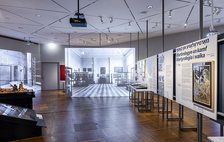 Exhibition view "On Displaying Violence: First Exhibitions on the Nazi Occupation in Europe, 1945-1948" - Exhibition Section "Martirologye un kamf / Martyrologia i walka" (Martyrology and Struggle) Exhibition view "On Displaying Violence: First Exhibitions on the Nazi Occupation in Europe, 1945-1948" - Exhibition Section "Martirologye un kamf / Martyrologia i walka" (Martyrology and Struggle)