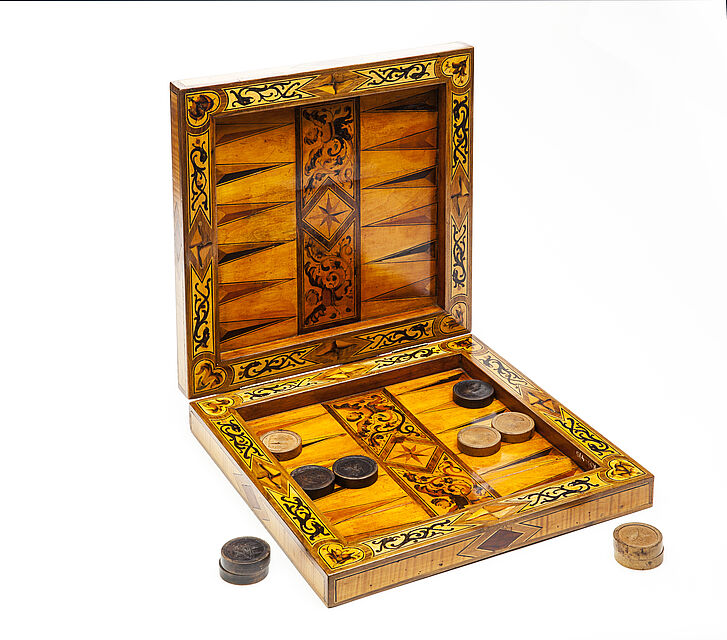 Spielbrettkasten, Ende 16. Jahrhundert, verschiedene Hölzer 