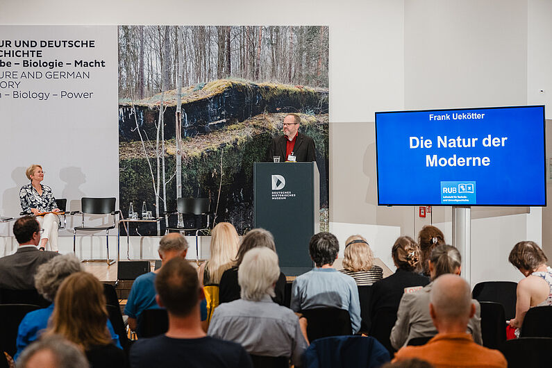 Frank Uekötter steht auf der Bühne und spricht vor dem Publikum.