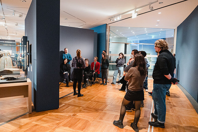 Eine Führung im Ausstellungsraum wird gehalten.