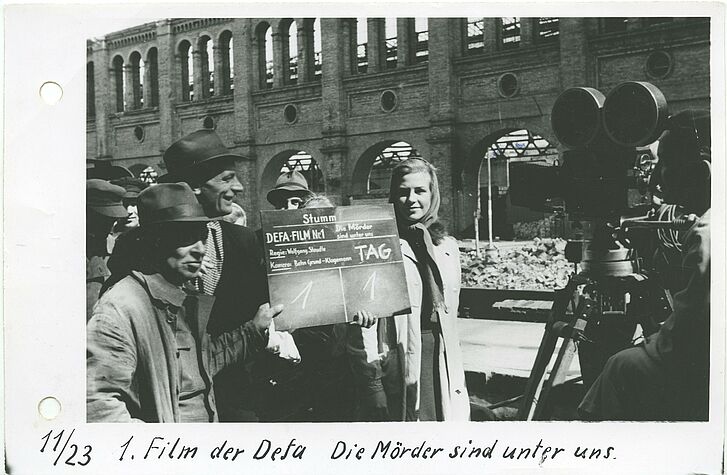 Menschen mit Filmklappe von "Die Mörder sind unter uns".