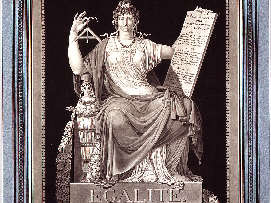 Radierung zeigt eine sitzende Frauenfigur im antiken Gewand auf einem Sockel mit Aufschrift „ÉGALITÉ.“. In ihrer linken Hand hält sie eine Tafel mit der Aufschrift „Déclaration des Droits de l