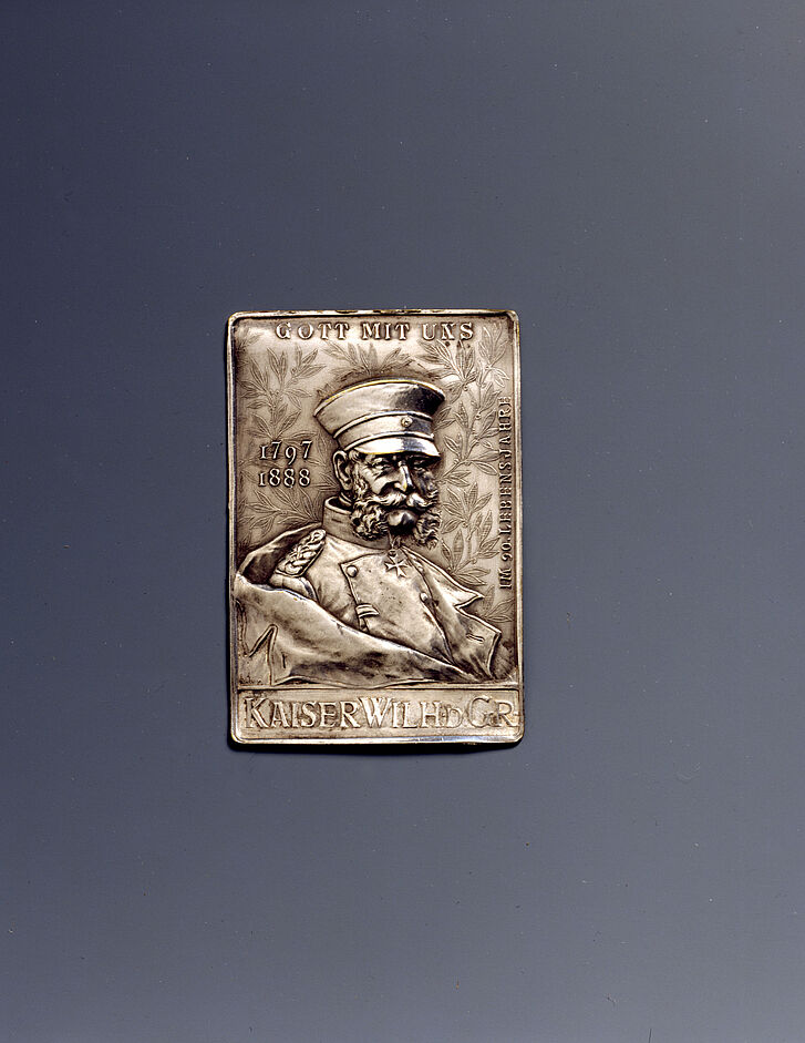 Abzeichen "Gott mit uns" mit Porträt von Kaiser Wilhelm I.