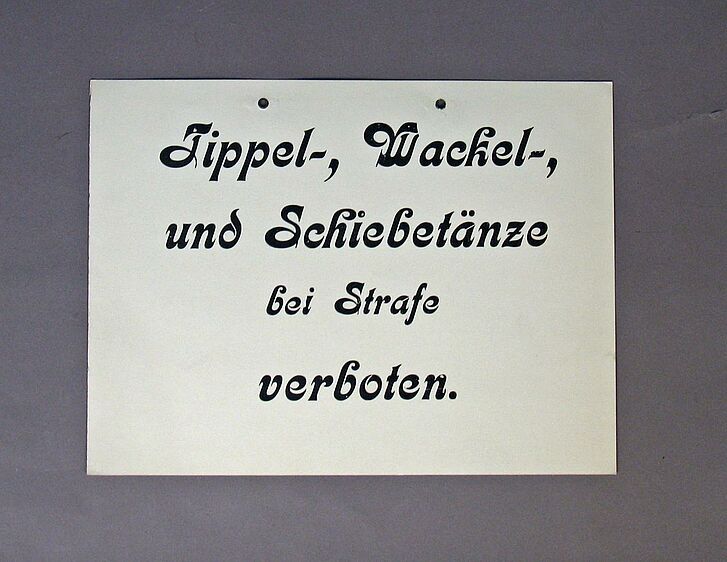 Schild "Tippel-, Wackel-, und Schiebetänze bei Strafe verboten".