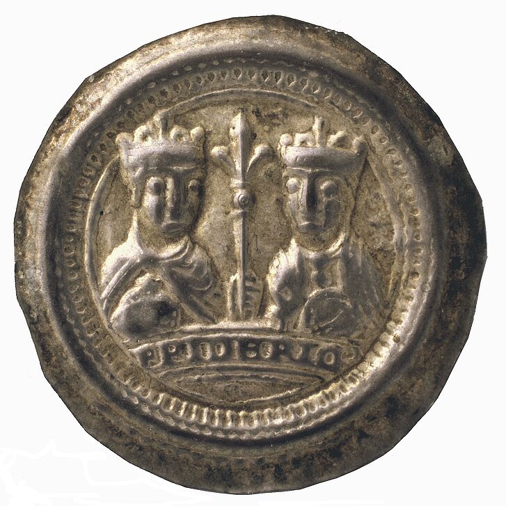 Münze aus dem 12. Jahrhundert mit Königin und König.