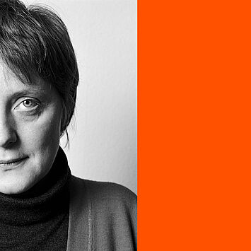 Grafik zur Ausstellung "Herlinde Koelbl. Angela Merkel Portraits 1991 – 2021" mit Porträt von Angela Merkel.