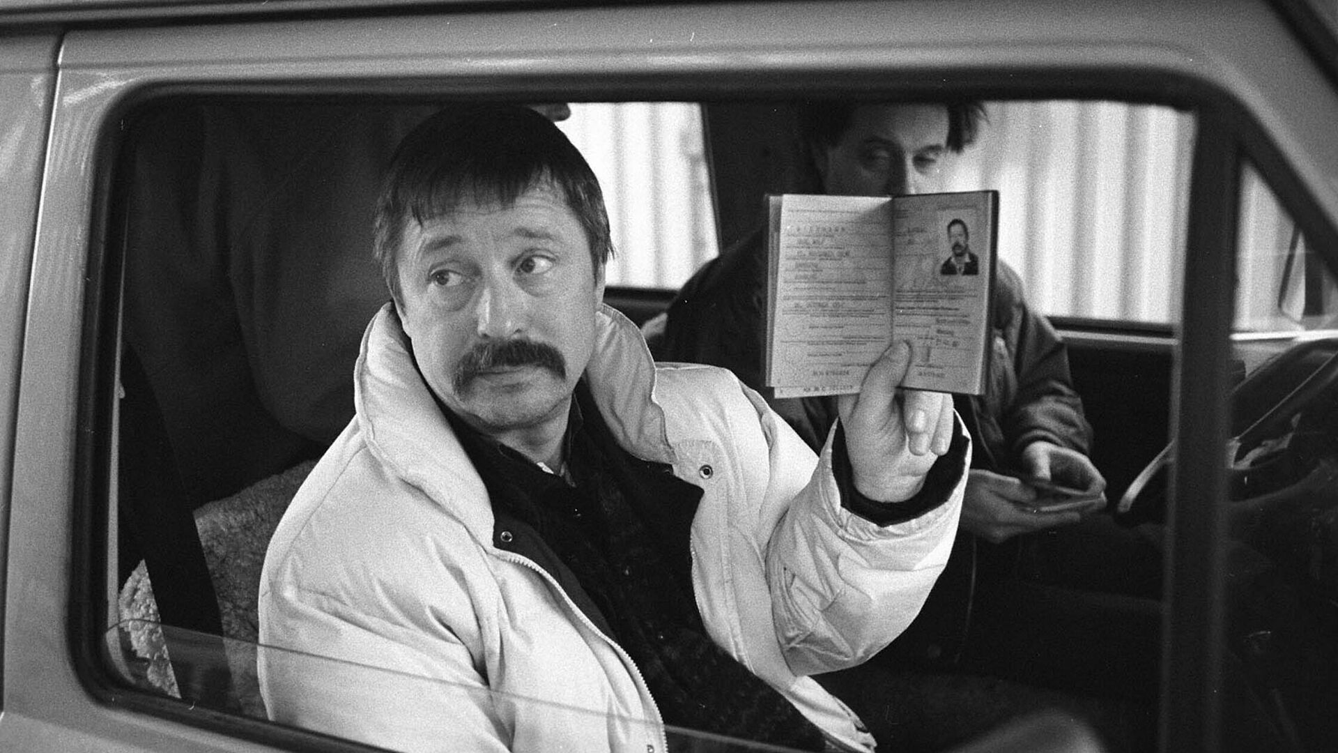 Fotografie von Wolf Biermann bei seiner Einreise in die DDR am Berliner Grenzübergang in der Invalidenstrasse, 1. Dezember 1989
