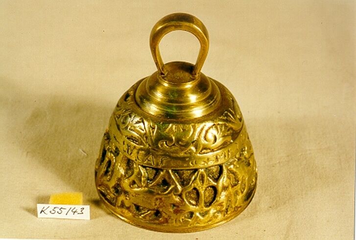Glocke mit eingravierten Formen.