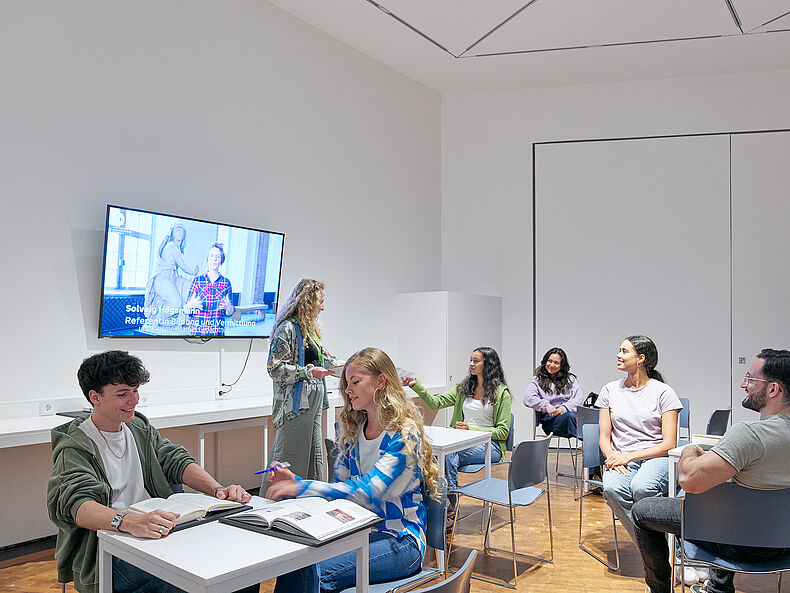 Jugendliche In der Ausstellung „Roads not Taken. Oder: Es hätte auch anders kommen können“