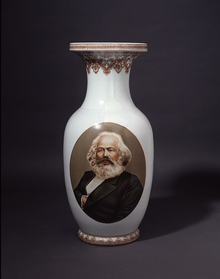 Vase mit Porträt von Karl Marx.