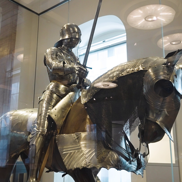 Bronzeskulptur eines bewaffneten Ritters auf einem Pferd.