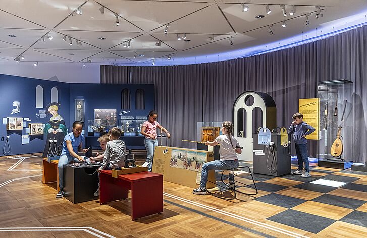 Ausstellungsansicht „Rein ins Gemälde! Eine Zeitreise für Kinder” 