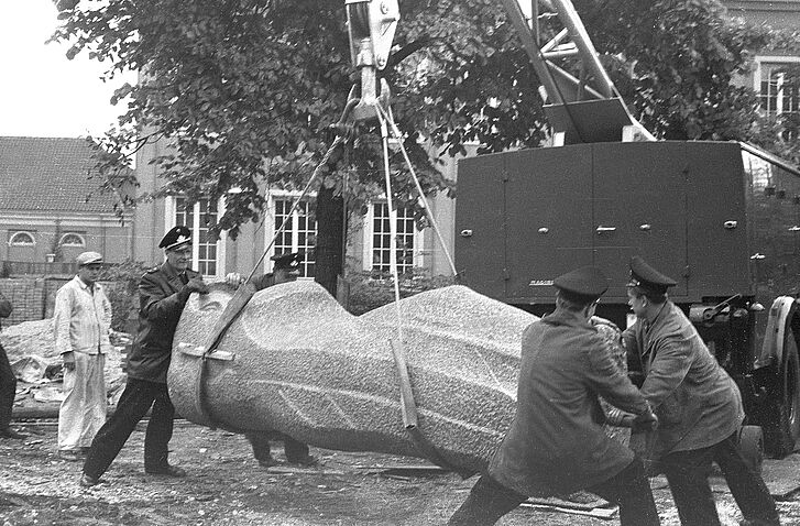 Aufstellung der Skulptur "Die Trauernde" von Willy Meller Aufstellung der Skulptur Die Trauernde von Willy Meller Oberhausen, 1962 Rheinisches Bildarchiv, Streifen_1_013 © Doris Elisabeth und Hermann Bischoff
