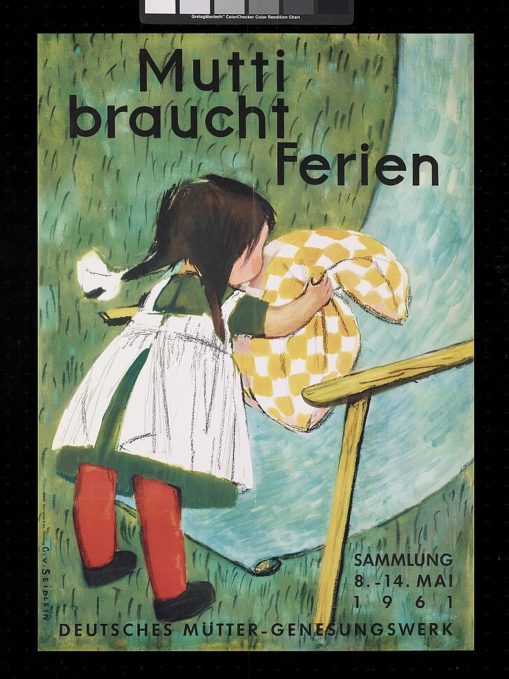 Ein Mädchen hat ein Kissen in der Hand und legt es auf einen Liegestuhl.