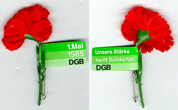 Rote Nelken mit Zettel der DGB.