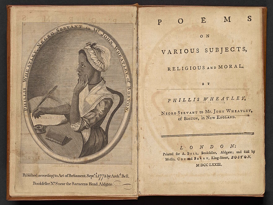 Aufgeschlagenes Buch mit stark vergilbten, teils fleckigen Seiten: Links oval gerahmtes Kupferstich-Porträt von Phillis Wheatley, schreibend am Tisch sitzend. Im Rahmen die Aufschrift „Phillis Wheatley, Negro Servant to Mr. John Wheatley, of Boston“. Rechts Titelseite „Poems on Various Subjects, Religious and Moral“.