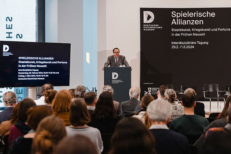 DHM-Präsident Raphael Gross eröffnet die Tagung „Spielerische Allianzen. Staatskunst, Kriegskunst und Fortuna in der Frühen Neuzeit”.