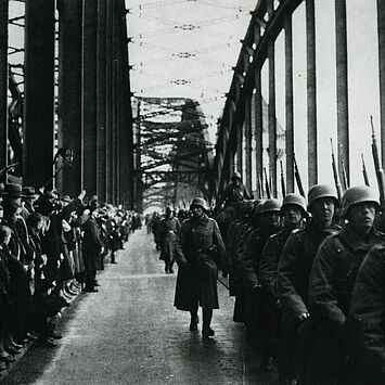 Wehrmacht marschiert über die Rheinbrücke nach Köln
