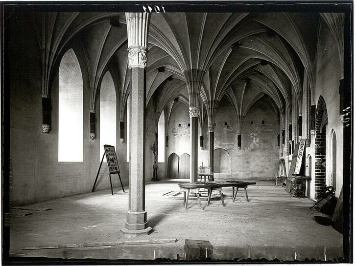 Kirchensaal mit Tisch und Aufstellern.