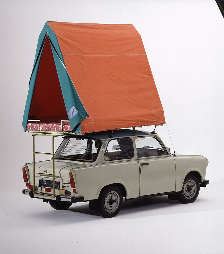 Auto mit Autodachzelt.