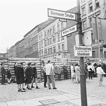 Foto Bürger versammeln sich am Jahrestag des Mauerbaus vor der Berliner Mauer