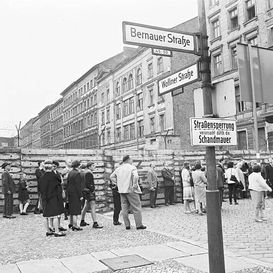 Foto Bürger versammeln sich am Jahrestag des Mauerbaus vor der Berliner Mauer