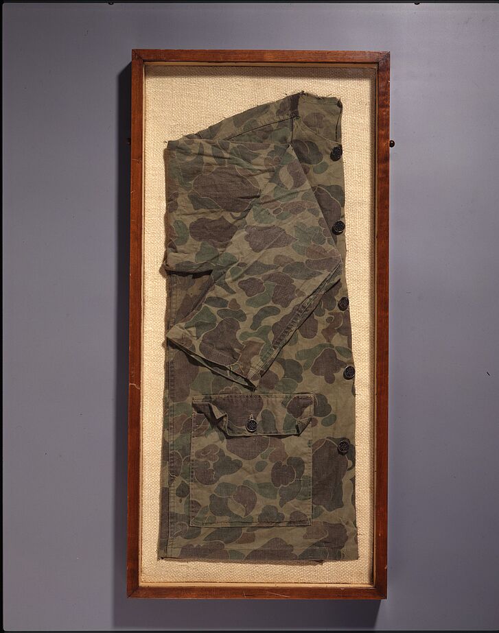 Gerahmte Jacke mit Camouflagemuster.
