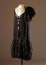 Kleid, um 1925. Kleid, um 1925. Mitte der 1920er Jahre setzte sich die kurze Kleidlinie durch. Die weiter nach unten gesetzte Taillennaht und der das Knie umspielende Rocksaum ermöglichte die erforderliche Bewegungsfreiheit für den Charleston. (Inv.Nr. KT 94/402)
